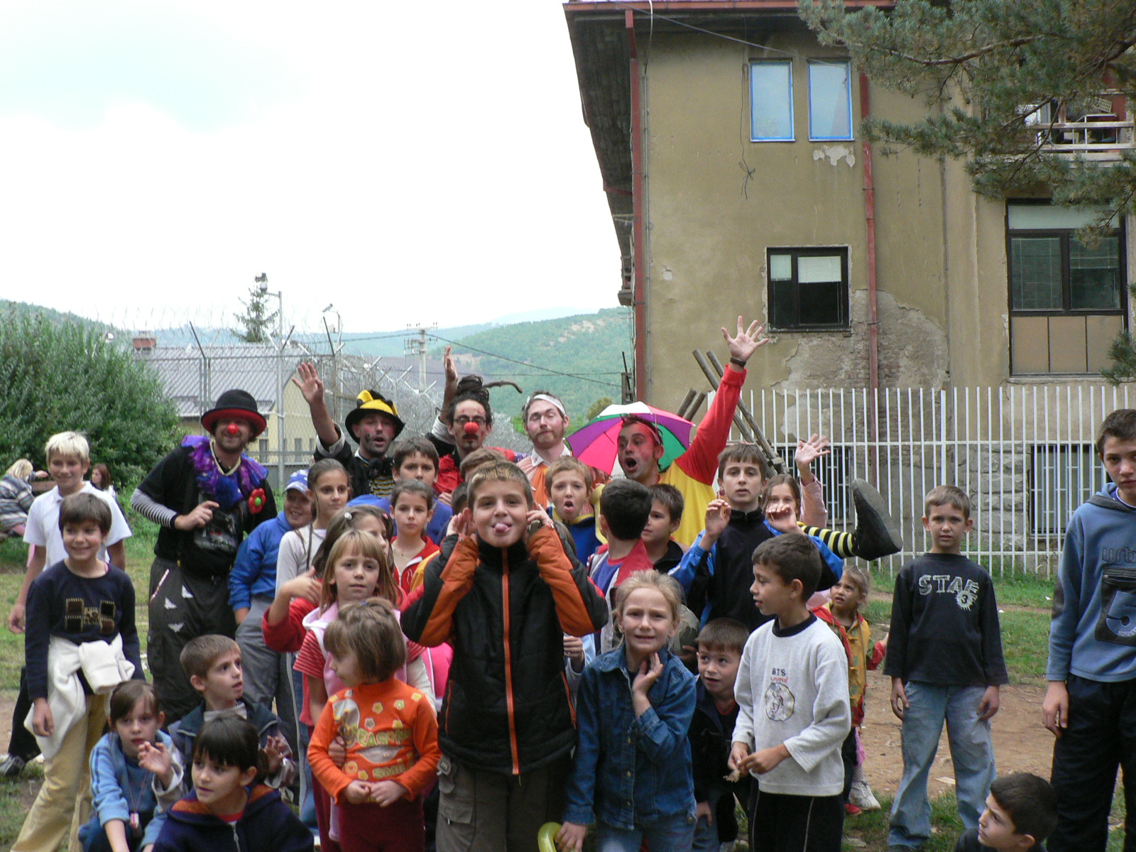 kids+clowns in action in kosovo